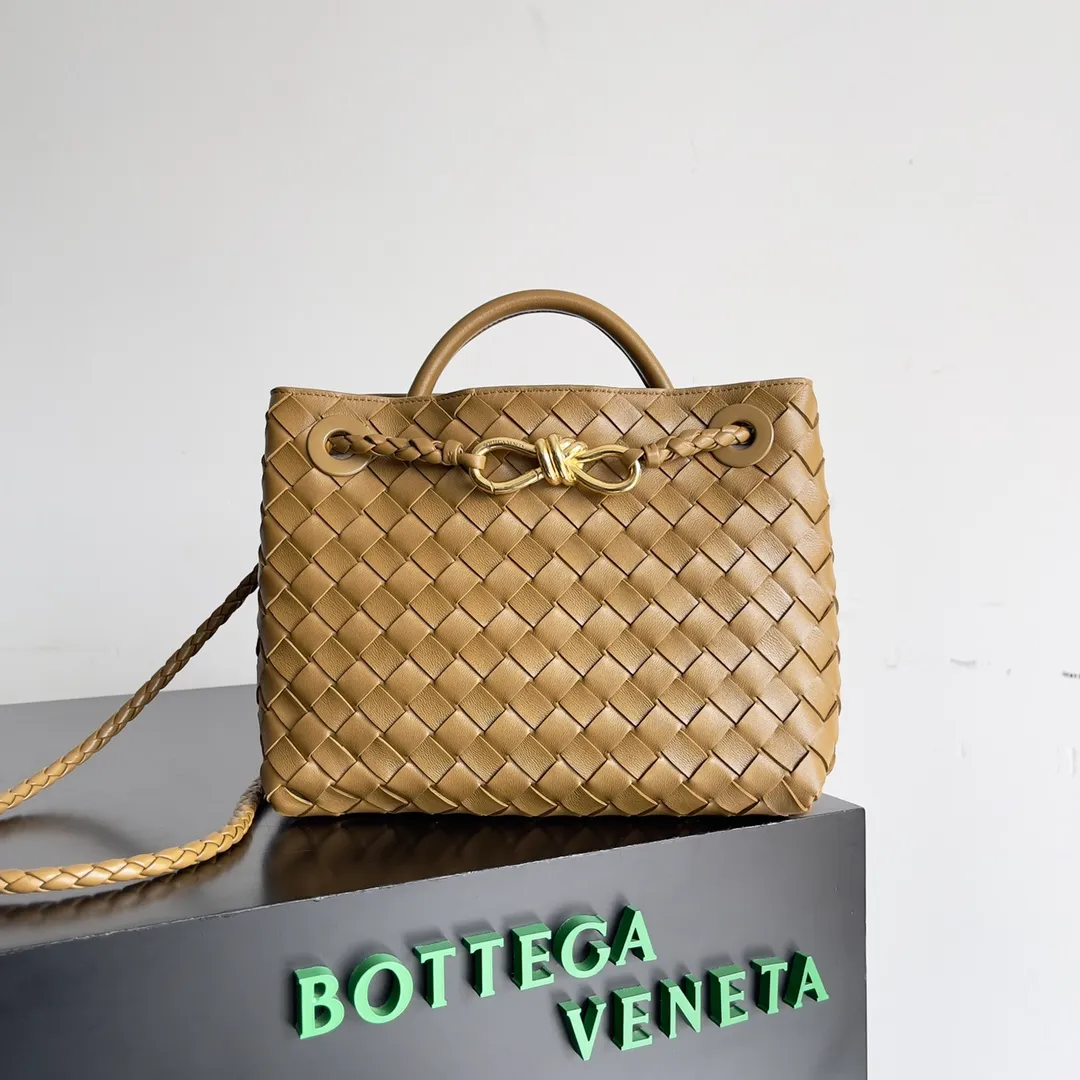 The 2023 new Andiamo batch of 1860 BV has been shipped‼ ️Really popular🔥The new Andiamo woven handbag launched by Bottega Veneta this season is really popular all over the world! ! Celebrities at home and abroad have worn it, and Oscar-winning actress Michelle Yeoh has taken it out on the street. Song Jia, Trai Yara, Yu Feihong, Sanji Ayaka, Rosie Hunting-Whiteley, Yoshioka Riho, etc. have all picked up this bag. It is classic and versatile, showing off its temperament, and the bag capacity is also large, which is very convenient for daily commuting! ! A variety of carrying methods, the shoulder straps can be adjusted by yourself, the original lambskin feels soft and delicate, and the neutral style is made to break gender boundaries and bring a more practical and longer-lasting use experience. Andiamo, which has both elegant and casual styles, perfectly interprets the true appearance of "fashionable old money style". Style number: 743568 Size: 25*22*10.5cm